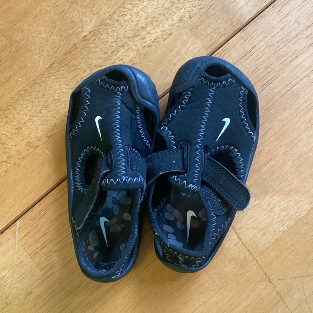 Size 5C Nike sandals